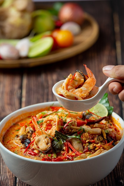 Kostenloses Foto thai essen; tom yum kung oder würzige suppe mit flussgarnelen