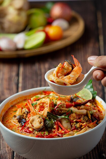 Thai Essen; TOM YUM KUNG oder würzige Suppe mit Flussgarnelen