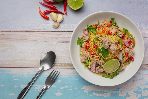 Thai Essen. würziger Nudelsalat mit gehacktem Schweinefleisch