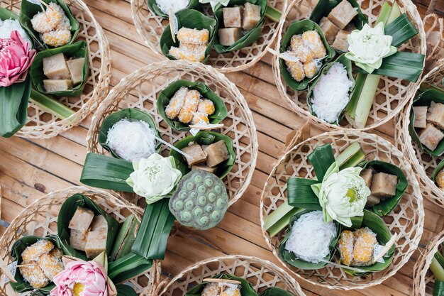 Thailändischer Snack und Nachtisch im Korb