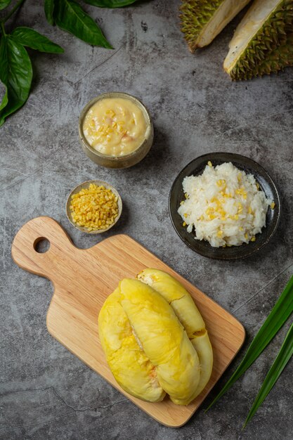 Thailändischer süßer klebriger Reis mit Durian in einem Dessert.