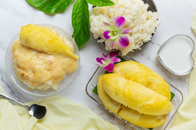 Thailändischer süßer klebriger Reis mit Durian in einem Dessert.