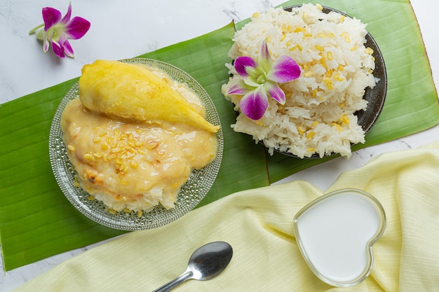 Thailändischer süßer klebriger Reis mit Durian in einem Dessert.