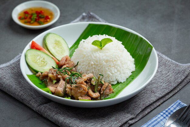 Thailändisches Essen, gebratenes Schweinefleisch mit Kaffirlimettenblättern mit Reis servieren