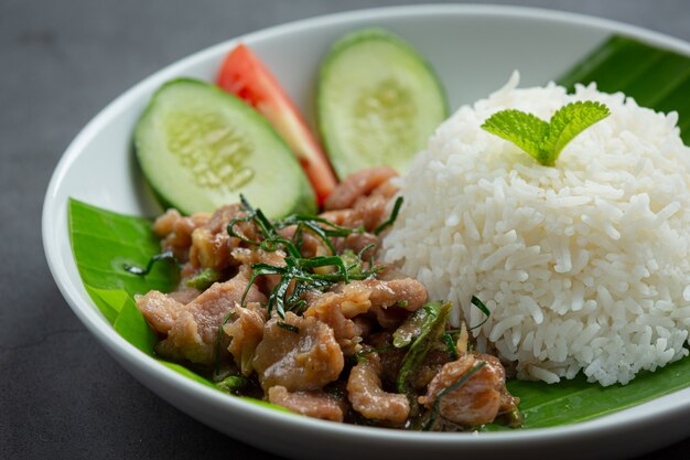 Thailändisches Essen, gebratenes Schweinefleisch mit Kaffirlimettenblättern mit Reis servieren