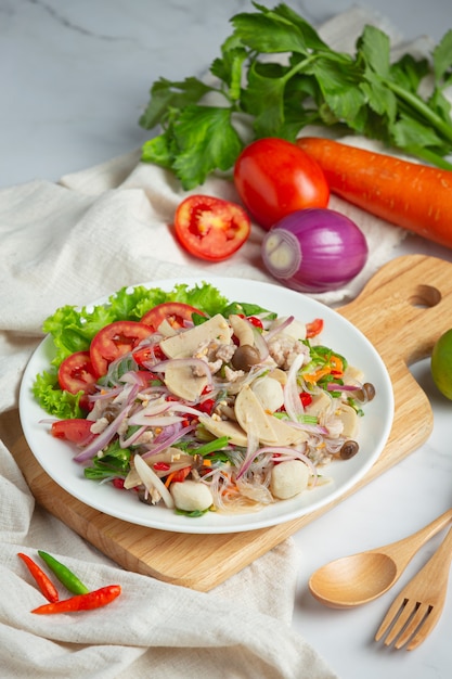 Thailändisches Essen, gemischter würziger Schweinewurstsalat mit Fadennudeln