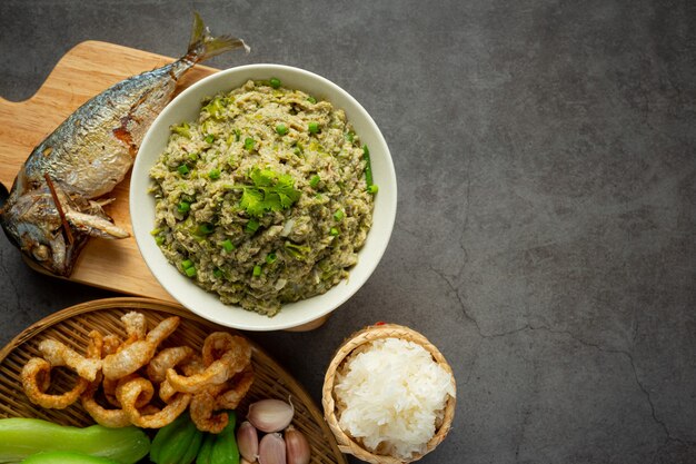 Thailändisches Essen, Makrelen-Chili-Paste, serviert mit gebratener Makrele und Klebreis