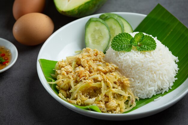 Thailändisches Essen Spiegelei mit gekochter Papaya umrühren, mit Reis servieren