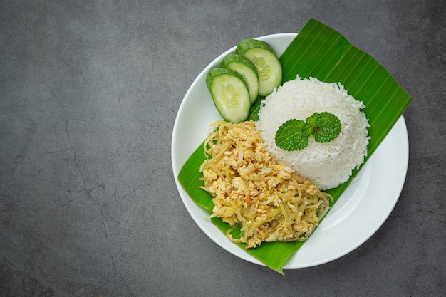 Thailändisches Essen Spiegelei mit gekochter Papaya umrühren, mit Reis servieren