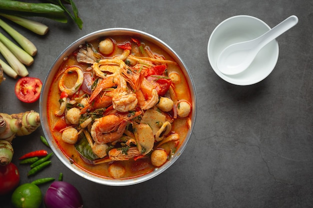 Thailändisches Essen, Tom Yum Meeresfrüchte oder würzige Meeresfrüchtesuppe