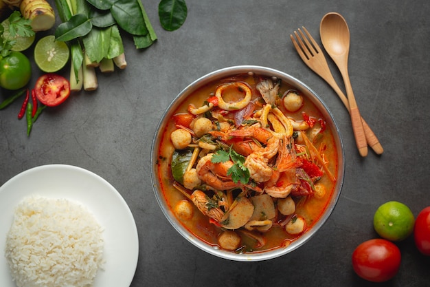 Thailändisches Essen, Tom Yum Meeresfrüchte oder würzige Meeresfrüchtesuppe