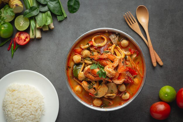 Thailändisches Essen, Tom Yum Meeresfrüchte oder würzige Meeresfrüchtesuppe