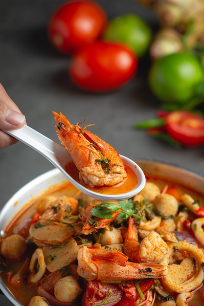 Thailändisches Essen, Tom Yum Meeresfrüchte oder würzige Meeresfrüchtesuppe