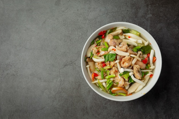 Kostenloses Foto thailändisches essen, würzige hühnersehnensuppe