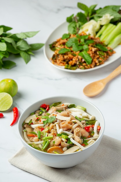 thailändisches Essen, würzige Hühnersehnensuppe