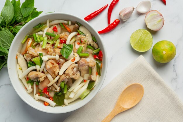 thailändisches Essen, würzige Hühnersehnensuppe