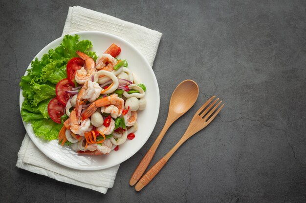 Thailändisches Essen, würziger gemischter Meeresfrüchtesalat