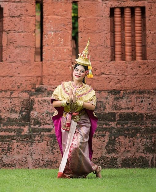 Thailand tanzen im maskierten Khon Benjakai mit altem Tempel