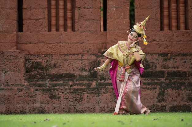 Thailand tanzen im maskierten khon benjakai mit altem tempel