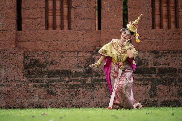 Thailand tanzen im maskierten Khon Benjakai mit altem Tempel