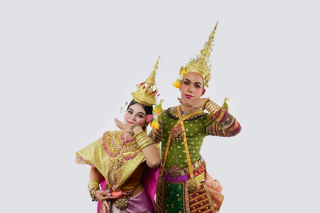 Thailand tanzen in maskierten khon-aufführungen auf grau. thailändische kunst mit einem einzigartigen kostüm und tanz.