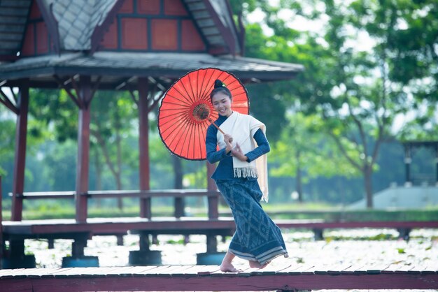 Thailand-Tanzenfrauen im nationalen Artkleiderkostüm: Thailand-Tanz