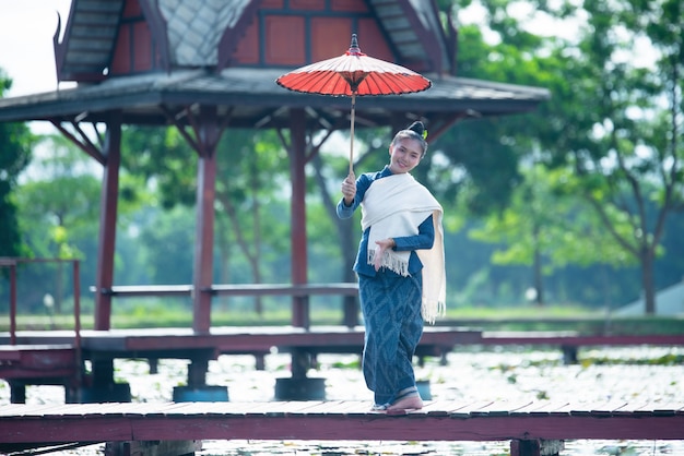 Thailand-Tanzenfrauen im nationalen Artkleiderkostüm: Thailand-Tanz