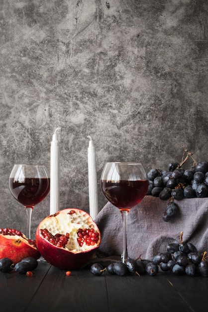 Thanksgiving-Arrangement mit Weingläsern