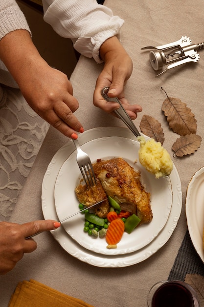 Thanksgiving-Dinner-Sortiment auf dem Tisch