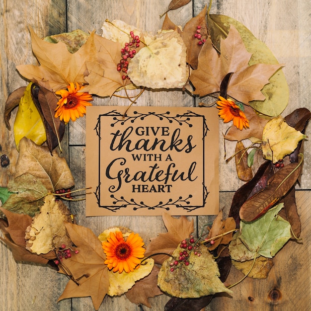 Thanksgiving-Konzept mit Karte und Blättern
