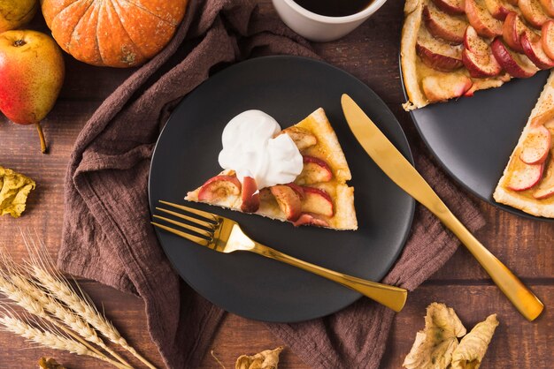 Thanksgiving-Mahlzeit-Konzept mit Apfelkuchen