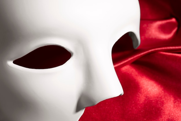 Theatermaske auf rotem Vorhang