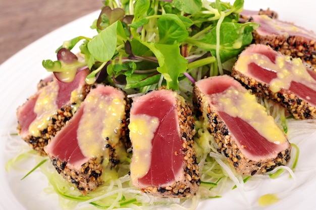 Thunfisch mit Sauce und grünem Salat