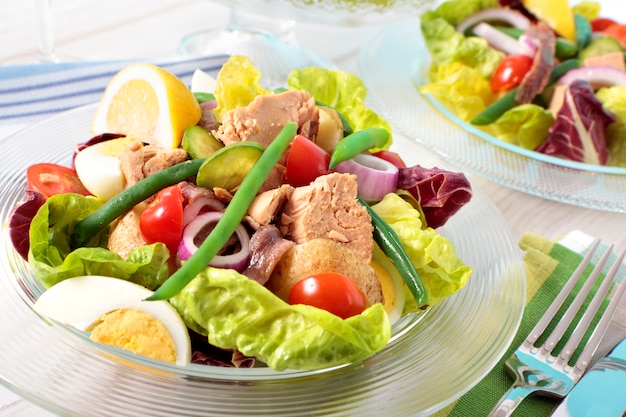 Thunfisch nicioise Salat auf Tisch angeordnet