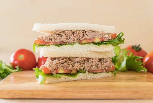 Thunfisch-Sandwich auf Holz