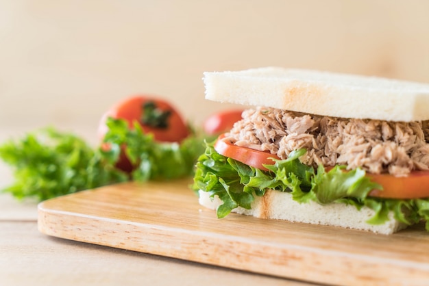 Thunfisch-Sandwich auf Holz