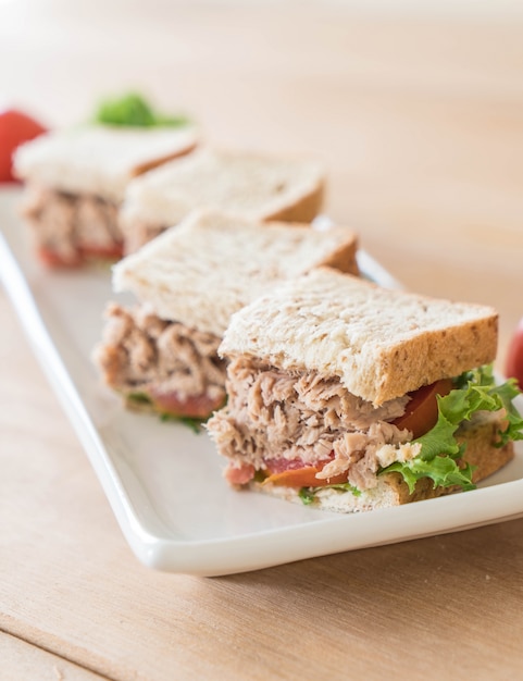 Thunfisch-Sandwich auf Teller