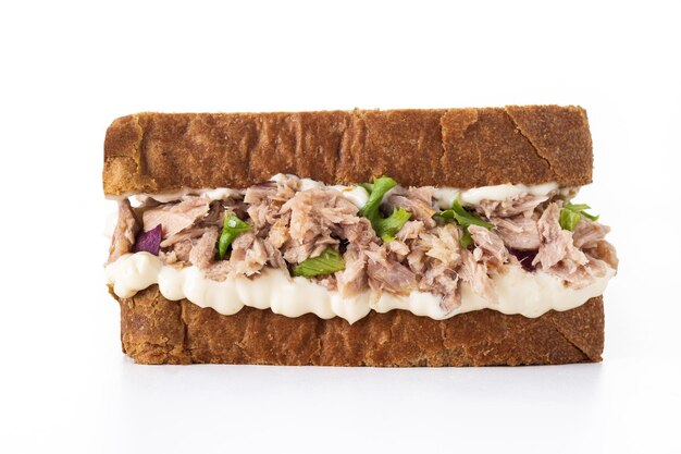 Thunfisch-Sandwich mit Gemüse isoliert auf weißem Hintergrund