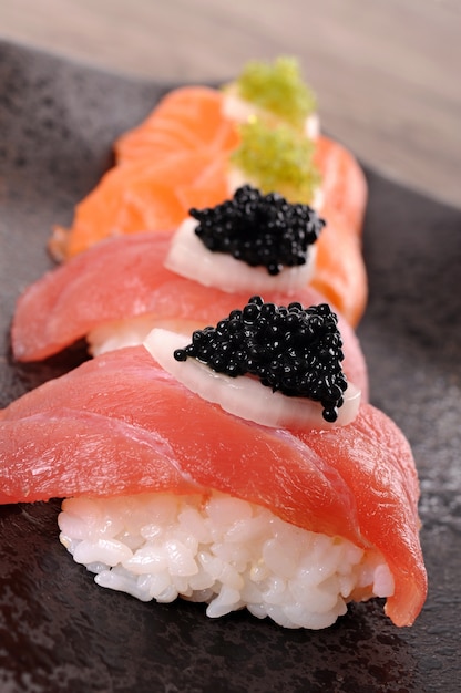 Thunfisch und Lachs-Sushi mit Kaviar Set