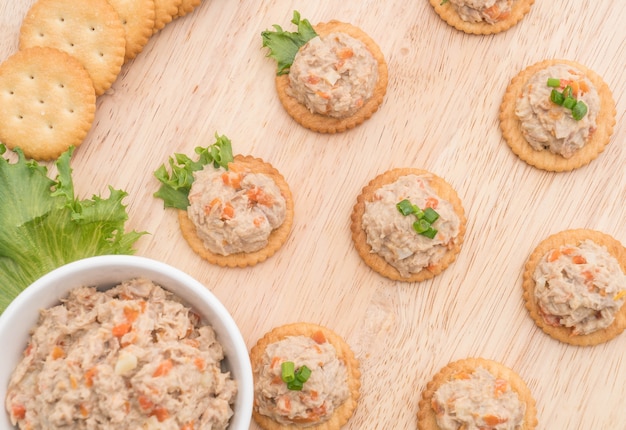 Kostenloses Foto thunfisch verbreitet mit cracker