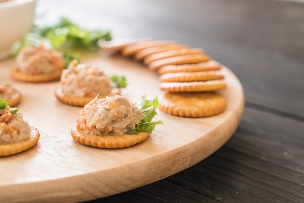 Thunfisch verbreitet mit Cracker