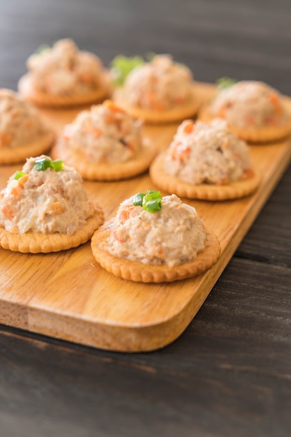 Kostenloses Foto thunfisch verbreitet mit cracker