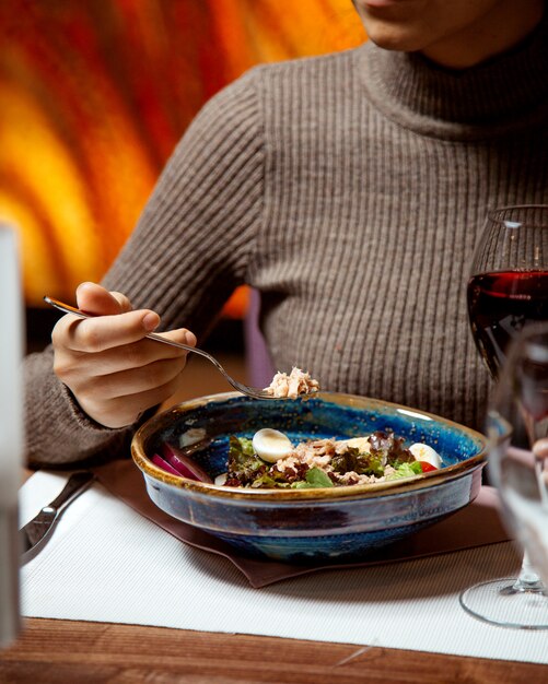 Thunfischsalat mit Eiern und einem Glas Wein