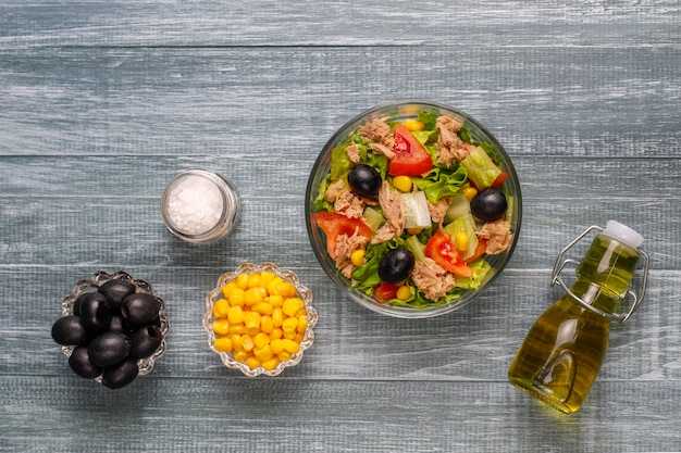 Thunfischsalat mit Salat, Oliven, Mais, Tomaten, Draufsicht