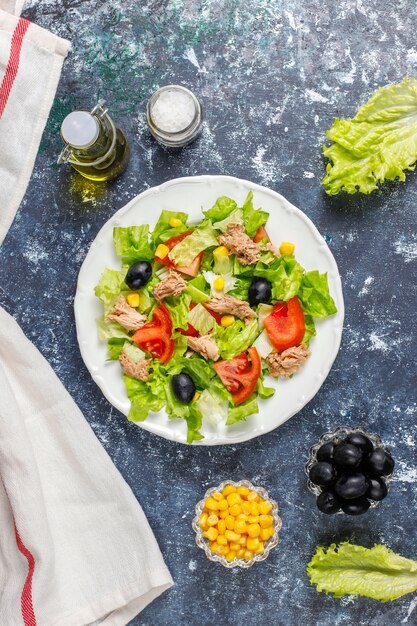 Thunfischsalat mit Salat, Oliven, Mais, Tomaten, Draufsicht