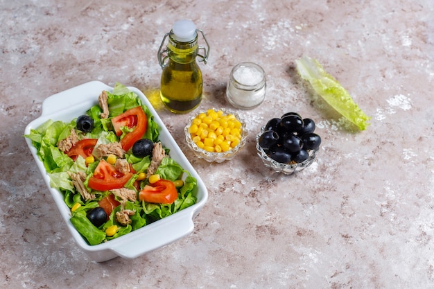 Thunfischsalat mit Salat, Oliven, Mais, Tomaten, Draufsicht