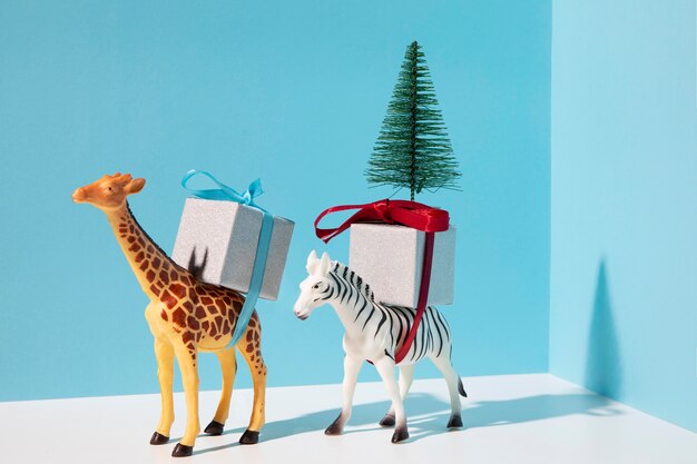 Tiere mit Geschenken und Tannenbaum