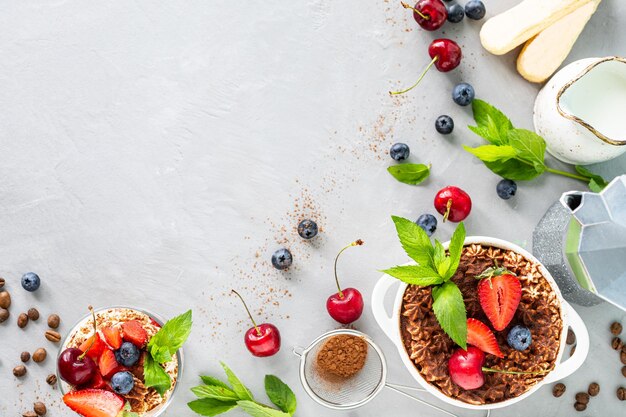 Tiramisu italienisches Dessert und Zutaten zum Kochen Kaffee Kakao Erdbeeren