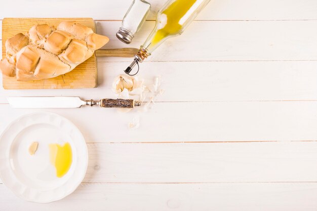 Tisch mit Brot und Platte kochen