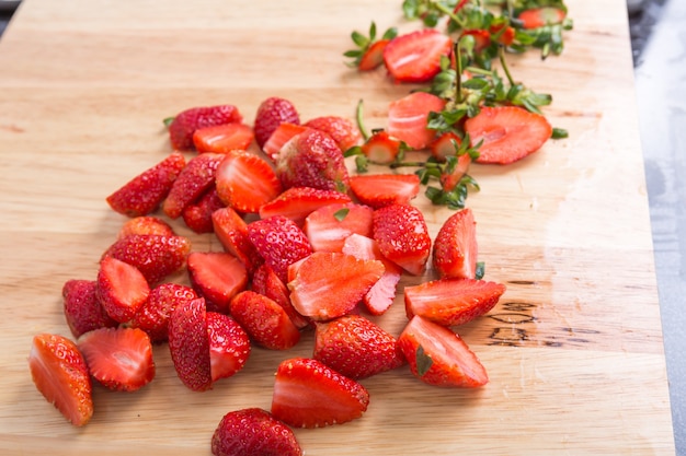 Tisch mit geschnittenen Erdbeeren